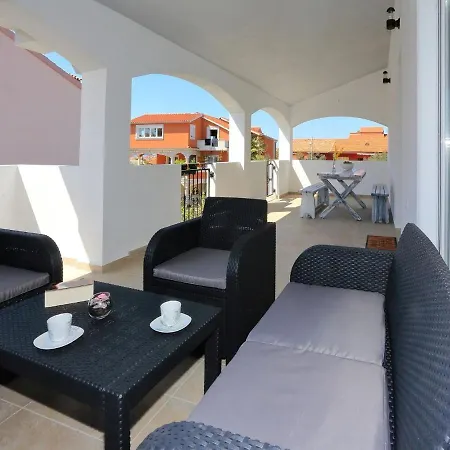 דירה Modern With Big Roofed Terrace