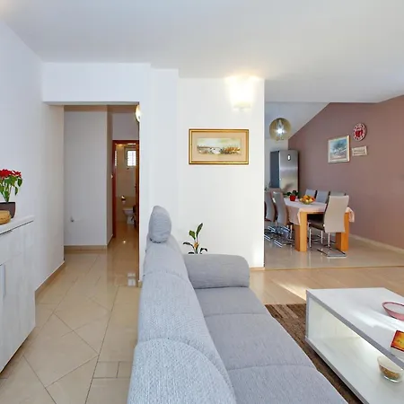 In Near Pebble Apartamento