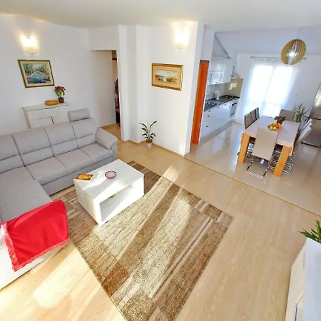 דירה Modern With Big Roofed Terrace