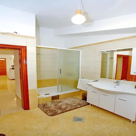 Modern With Big Roofed Terrace דירה *